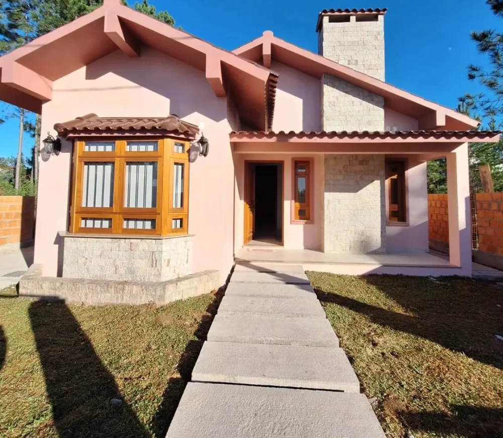 Residência da família entregue, com a entrada e o caminho até a porta