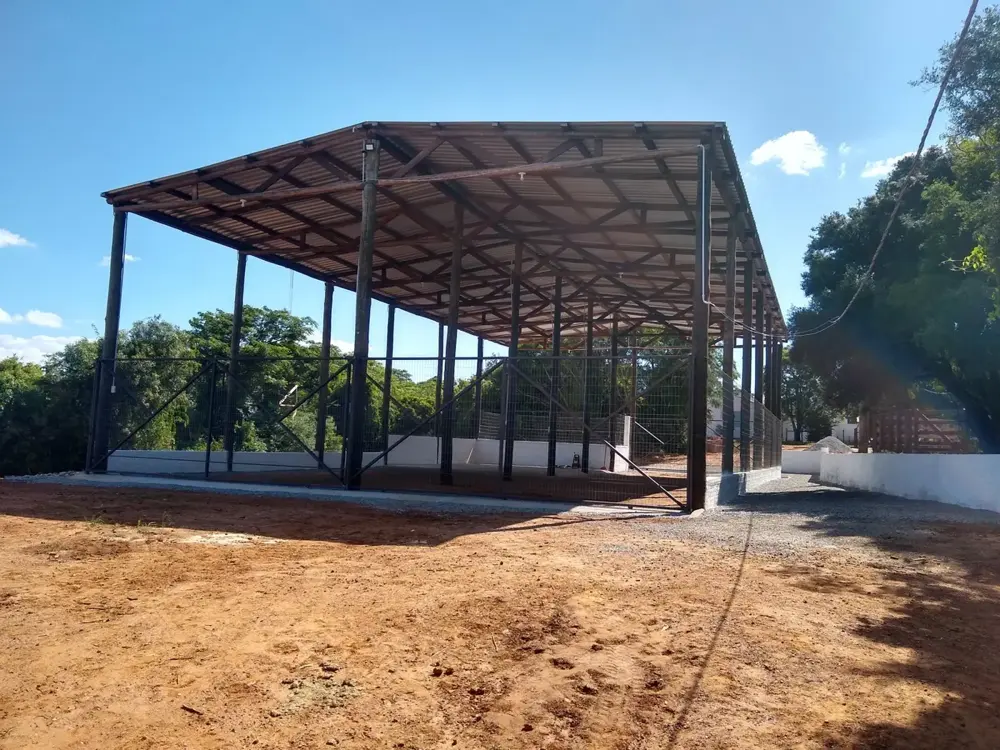Galpão com cobertura metálica concluído